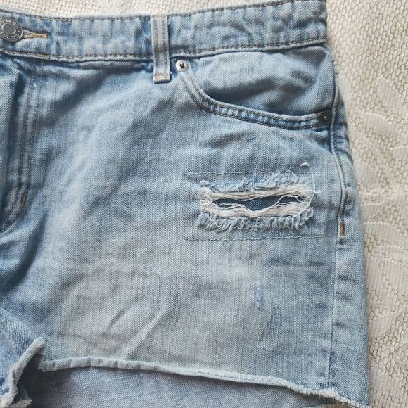 R19  GAP Sexy Boyfriend distressed ripped short shorts - Picture 2 of 7